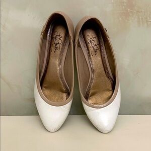 Life Stride Women's White and Tan Flats